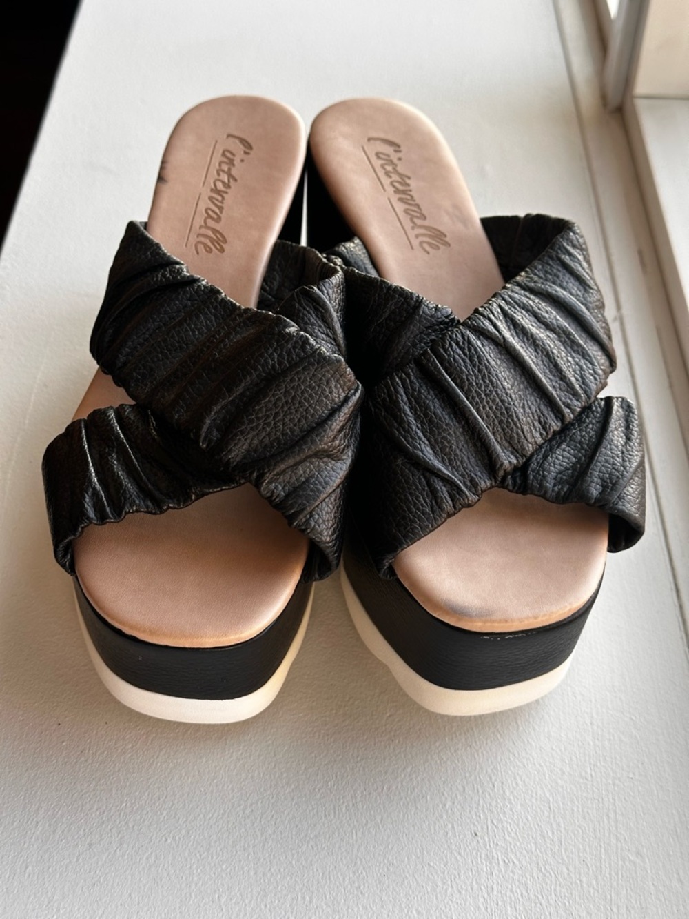 L’INTERVALLE  Black Ruched Slide Sandals